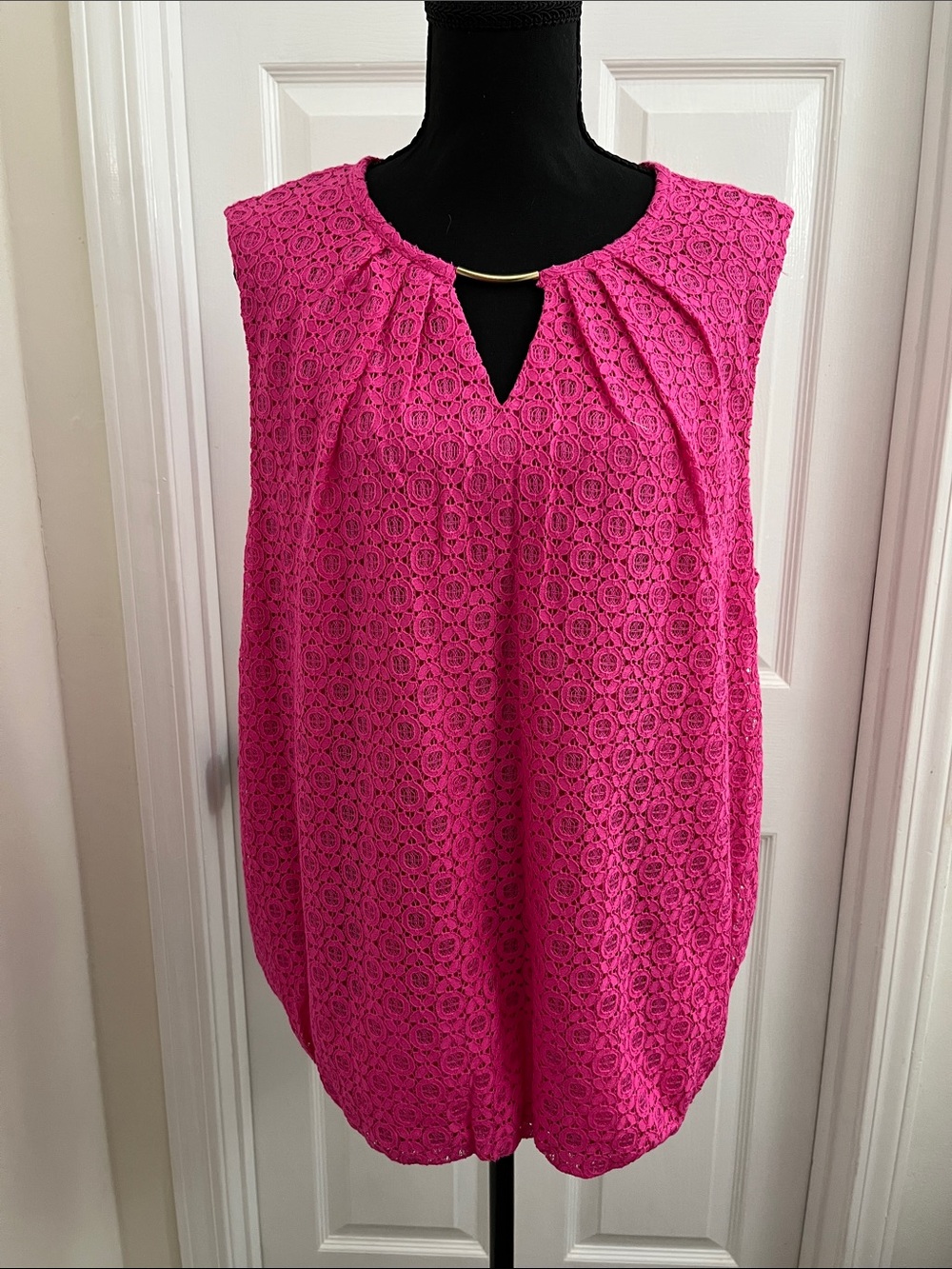 Liz Claiborne Fuchsia Lace Sleeveless Keyhole Camisole with Gold Accent